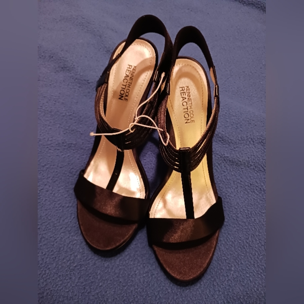 Kenneth Cole Reaction black satin strappy heeled sandal sz 7.5